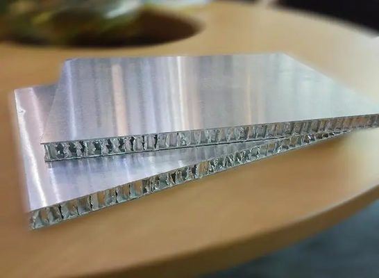 Płyta warstwowa ze stali nierdzewnej o grubości 0,08 mm w aluminiowym rdzeniu o strukturze plastra miodu